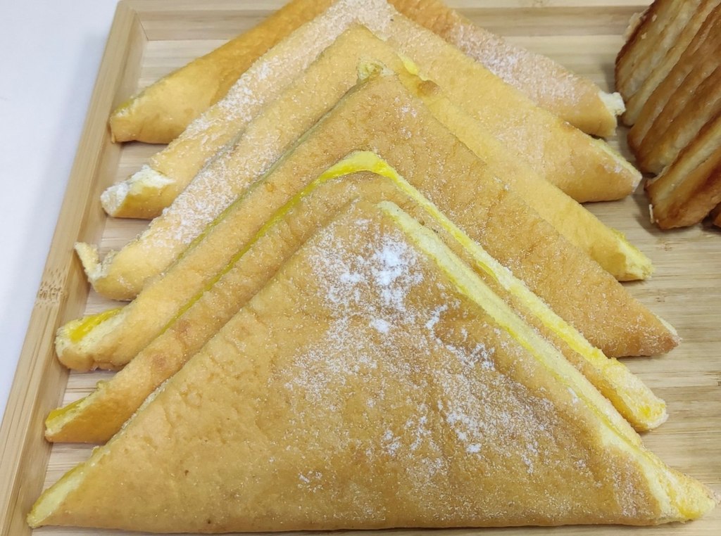 Guardanapos (Pão de ló com doce de ovos)